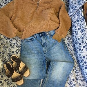 A & F Ultra High Rise Ankle Straight Jeans. Sz 27